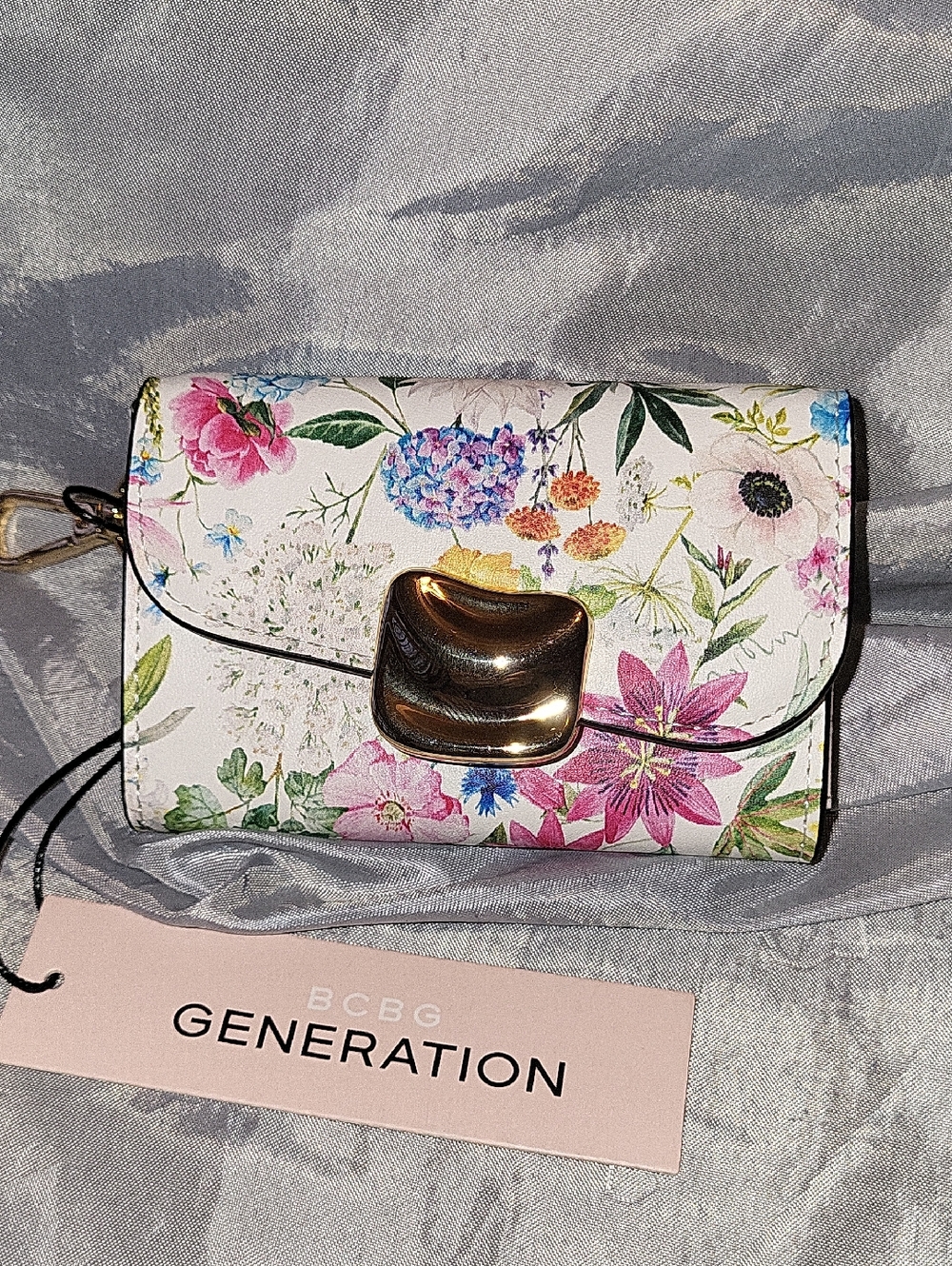 BCBG Generation White Floral Wallet with Gold-Tone Clasp Bnwt Ls